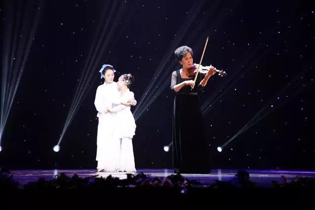 节目《梁祝》在郭丽英女士悠扬的小提琴伴奏曲中，让观众们感受到他们破茧化蝶的历程