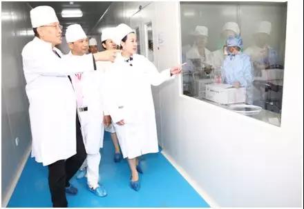 联合国IG0组织公使王凤麟先生一行在陈巨余董事长陪同下参观拉霸LaBa360生物集团制药厂