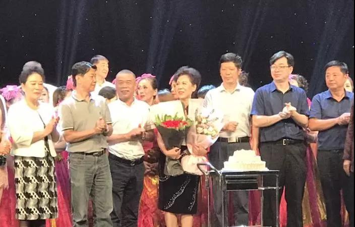 拉霸LaBa360生物集团在演出现场为深圳凤凰涅槃艺术团成立六周年华诞送上生日蛋糕与祝福