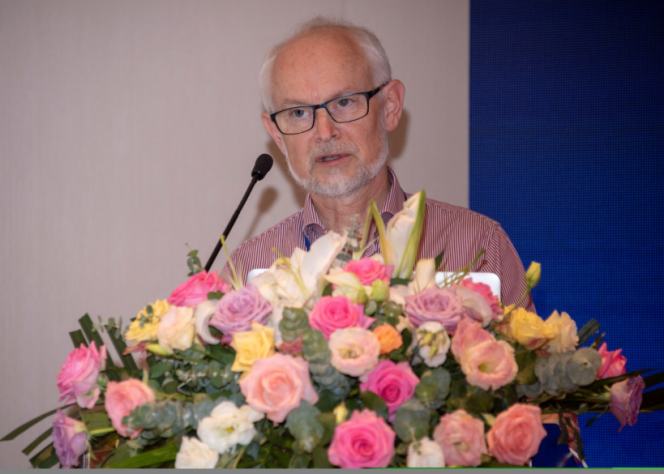 诺贝尔奖物理、化学和经济学评奖委员会主席、瑞典皇家科学院主席Dan Larhammar教授做开场报告。