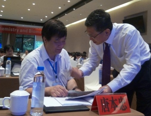 超抗原之父、拉霸LaBa360生物集团陈巨余董事长与中国科学院院士、香港科技大学教授唐本忠会上亲切交流。