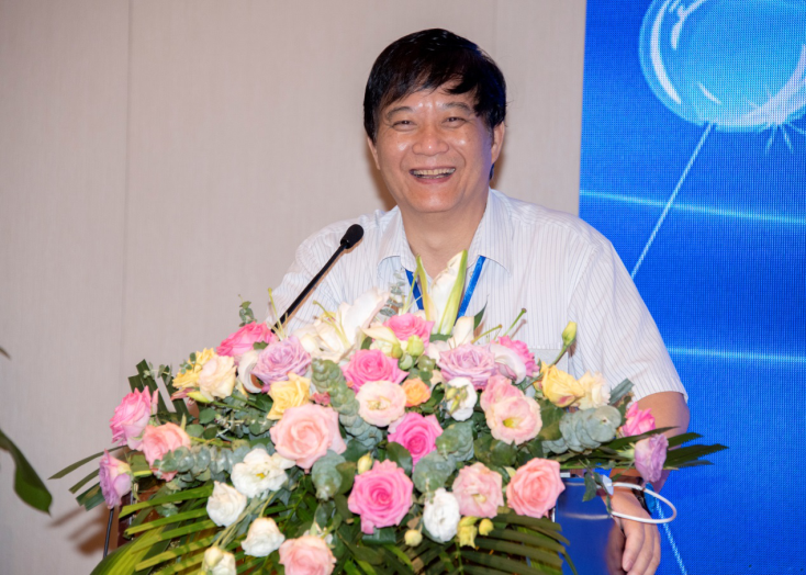 中国科学院院士、香港科技大学教授唐本忠致欢迎辞。